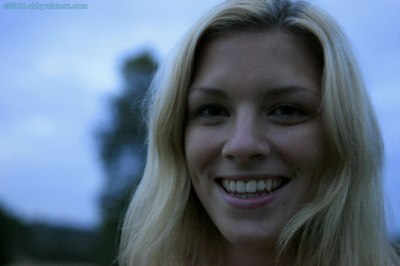 Knappe meid met kleine blote tietjes