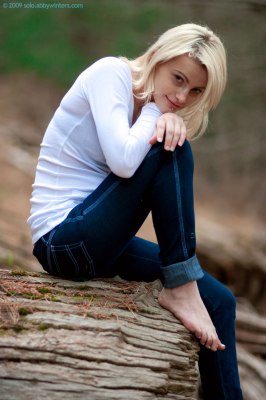 Brutaal meisje met tatoeages en piercing uitgekleed buiten