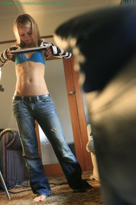 Gluren bij een tienermeisje dat zich aan het aankleden is