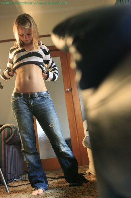 Gluren bij een tienermeisje dat zich aan het aankleden is