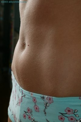 Leuke jonge blonde meid laat haar kleine blote borstjes zien