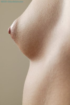 Leuke jonge blonde meid laat haar kleine blote borstjes zien