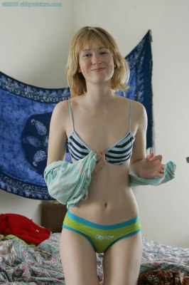 Slanke meid met leuk ondergoed