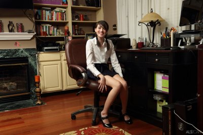 Emily duwt een vibrator in haar vagina