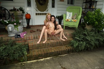 Poesje laten zien aan vriendin