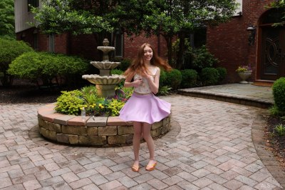 Bloot onder haar rokje, jonge meid zonder onderbroek aan