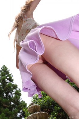 Bloot onder haar rokje, jonge meid zonder onderbroek aan