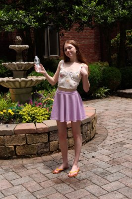 Bloot onder haar rokje, jonge meid zonder onderbroek aan