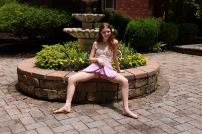 Bloot onder haar rokje, jonge meid zonder onderbroek aan