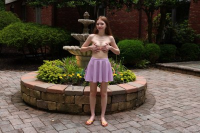 Bloot onder haar rokje, jonge meid zonder onderbroek aan