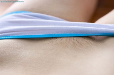 Meisje met schaamhaar laat haar naakte lijf op intieme manier zien