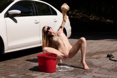 Lekker meisje wast de auto bloot