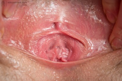 Noa speelt met olie op haar zolderkamer close up