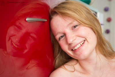 Noa speelt met olie op haar zolderkamer close up