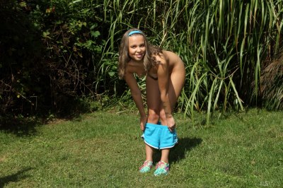 Mollig bloot meisje in de zon speelt buiten