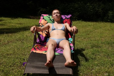 Lekkere meid Jessica bloot in de zon