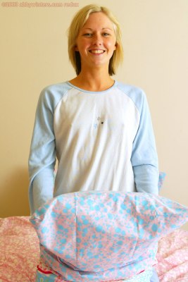 Lenig meisje Elisem in pyjama naakt handstand