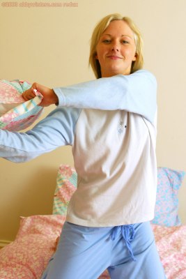 Lenig meisje Elisem in pyjama naakt handstand