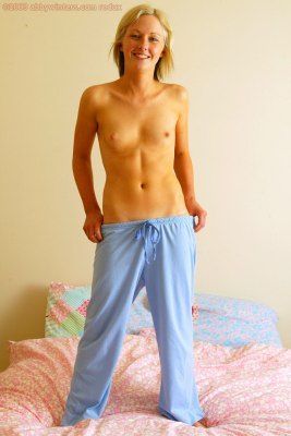 Lenig meisje Elisem in pyjama naakt handstand