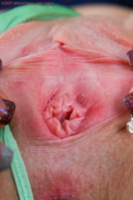 Lieve Rosanna laat de binnenkant van haar vagina zien