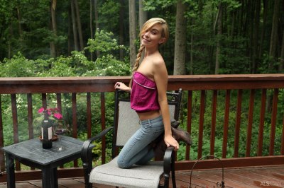 Klein meisje dat het koud heeft warmt zich aan de buitenhaard