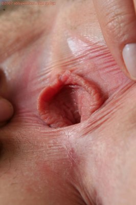 Lief blond meisje probeert anale masturbatie in haar slaapkamer