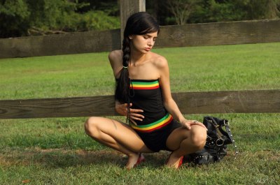 Jong dun meisje bloot in het weiland