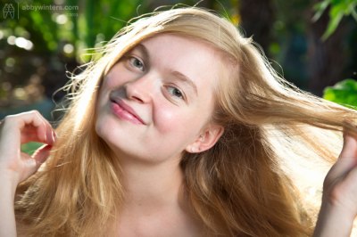 Natuurlijk meisje met grote natuurlijke borsten