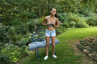 Naakt tuinieren tiener