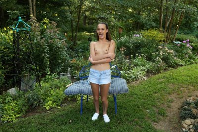 Naakt tuinieren tiener