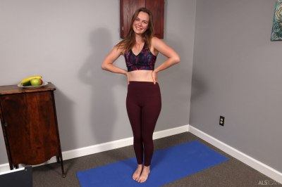 Nederlands meisje doet naakt yoga