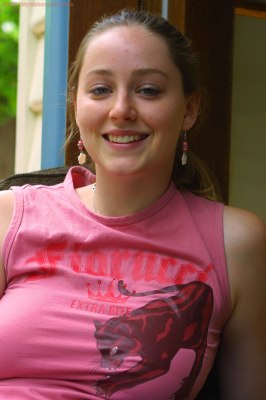 Paula meisje met lief gezicht laat haar open vagina zien buiten op de veranda