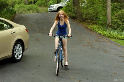 Laat stiekem haar kale kutje zien