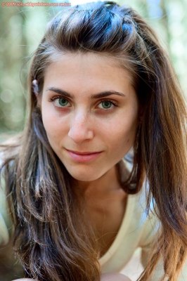 Een verbluffend mooi meisje loopt naakt door het bos