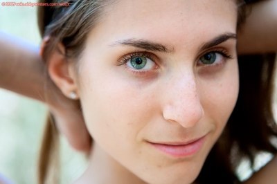 Een verbluffend mooi meisje loopt naakt door het bos