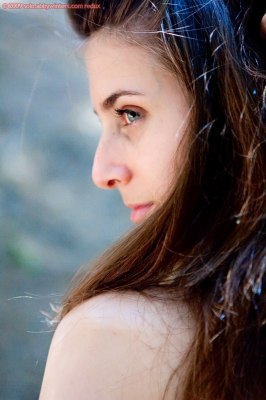 Een verbluffend mooi meisje loopt naakt door het bos