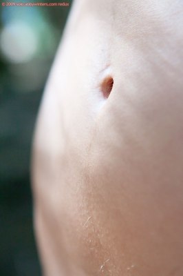 Een verbluffend mooi meisje loopt naakt door het bos