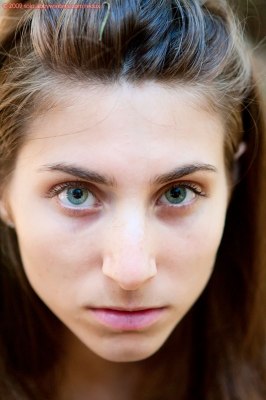 Een verbluffend mooi meisje loopt naakt door het bos