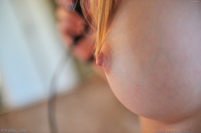 Rondborstige knappe blonde meid