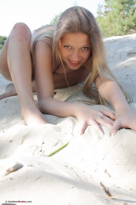 Super lief schoolmeisje bloot buiten