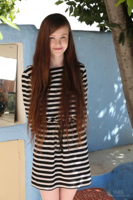 Zonder schaamte laat ze haar loei strakke spleetje zien