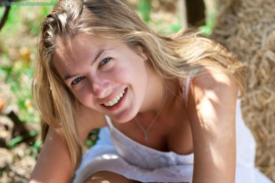 Deze prachtige jonge vrouw heeft borsten van meer dan een hand vol