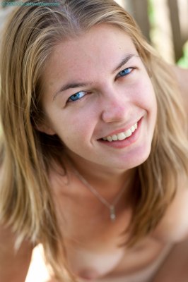 Deze prachtige jonge vrouw heeft borsten van meer dan een hand vol