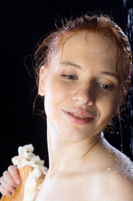 Teder meisje laat haar volle borstjes zien