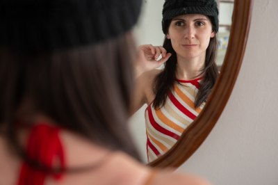 Jonge verlegen vrouw maakt haar lippen en vulva open