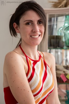 Jonge verlegen vrouw maakt haar lippen en vulva open