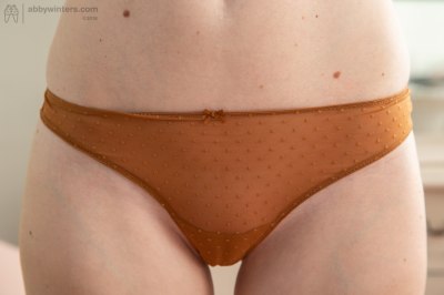 Jonge verlegen vrouw maakt haar lippen en vulva open