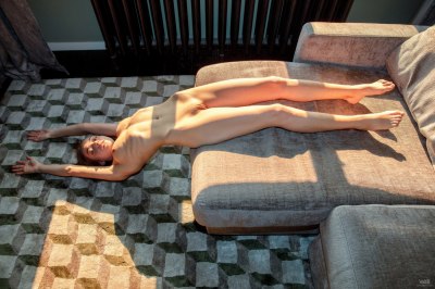 Knap meisje met gladde vulva