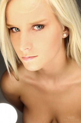 Jonge meid met vrouwelijke rondingen