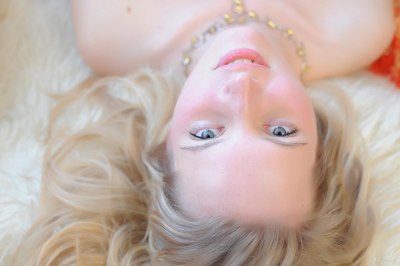 Verlegen meisje lacht en giechelt terwijl ze naakt is